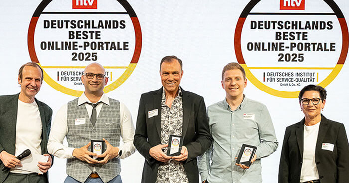 KREDIT.DE – 'Deutschlands Beste Online-Portale' Norbert Claußen präsentiert stolz den ntv Award 2025