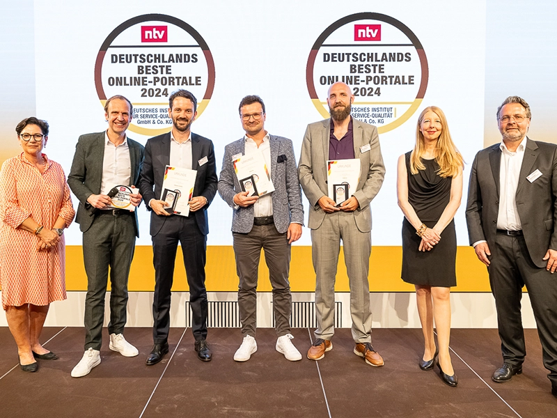 Das Team von KREDIT.DE hält den ntv-Award für eines der besten Kreditportale Deutschlands in der Hand